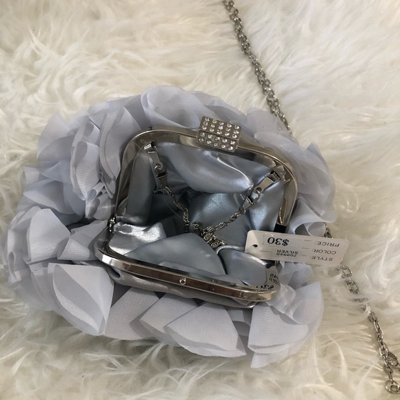 RUFFLE CLUTCH - Picture 4 of 8